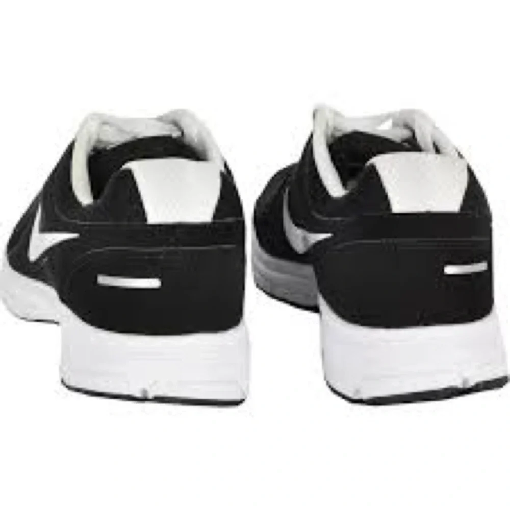 Nike Air Relentless Running Black  and White Athletic Sneakers 8.5 NWT